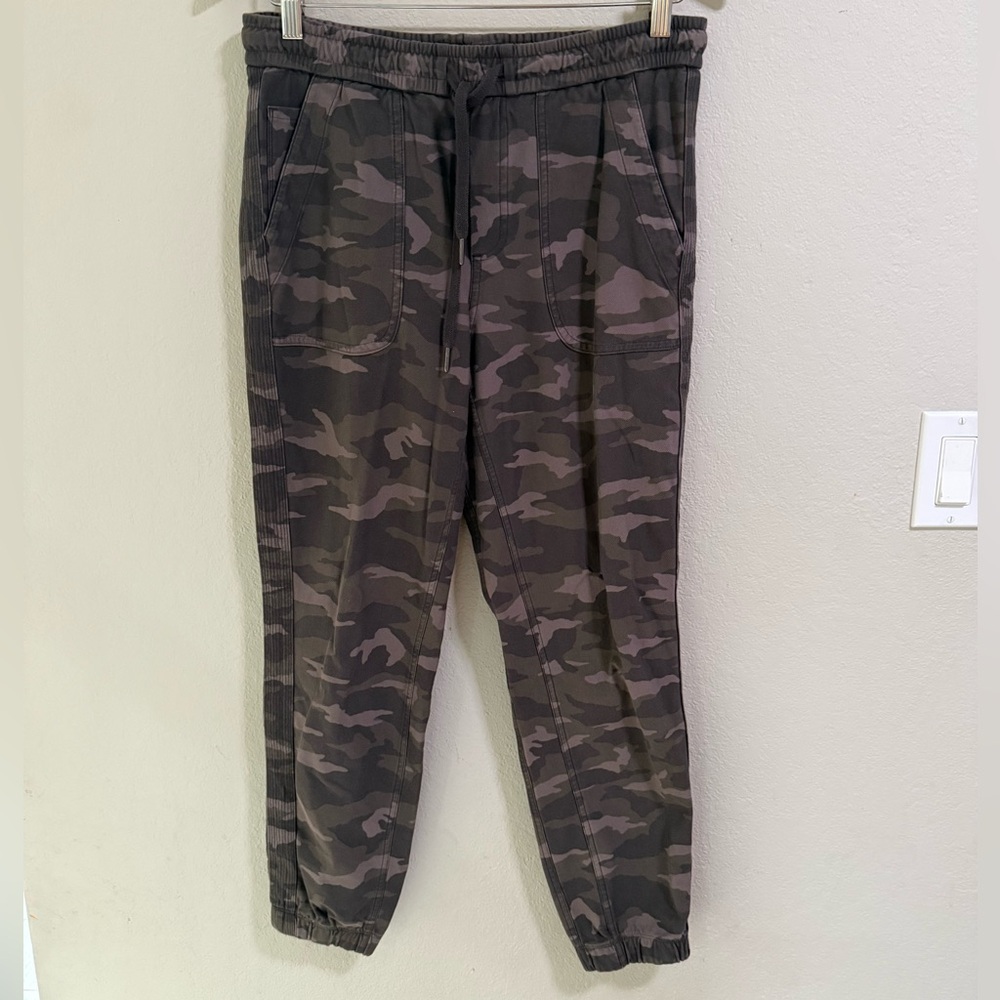 Athleta Camo Farallon Jogger Pants Size 6 Green Gray